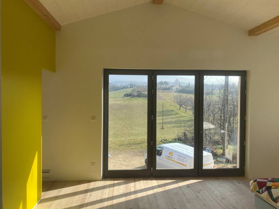 Peinture décorative : mur jaune et murs vert olive autour d'une baie vitrée – Cabesos & Fils