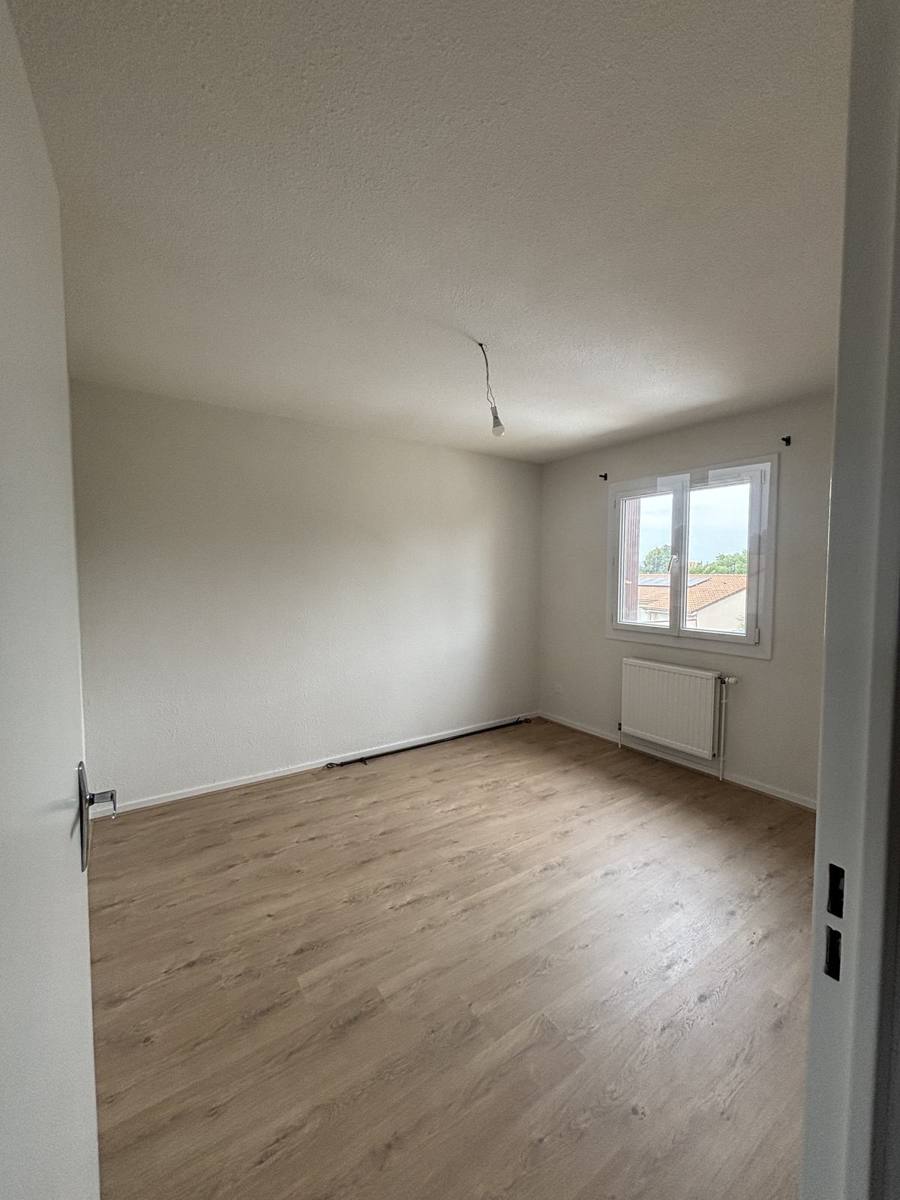 Pose de parquet flottant aspect chêne dans une chambre, murs repeints – Cabesos & Fils